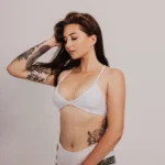 Białe bikini z wysokim stanem