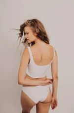 Sportowy strój dwuczęściowy biały - obrazek 2